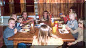 Unsere Kinder beim Abendessen 1 (92667 Byte)