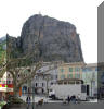 Ein Berg gleich hinter dem Marktplatz