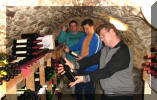 Weinexperten im Keller