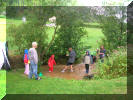 Die Kinder im Bach